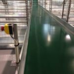 Conoyeur à bande sur sole de glissement pour préparation de commande